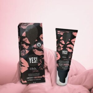 producto de estetica sobre cubierta suave color rosada