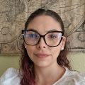 mujer con lentes y pelo castaño largo